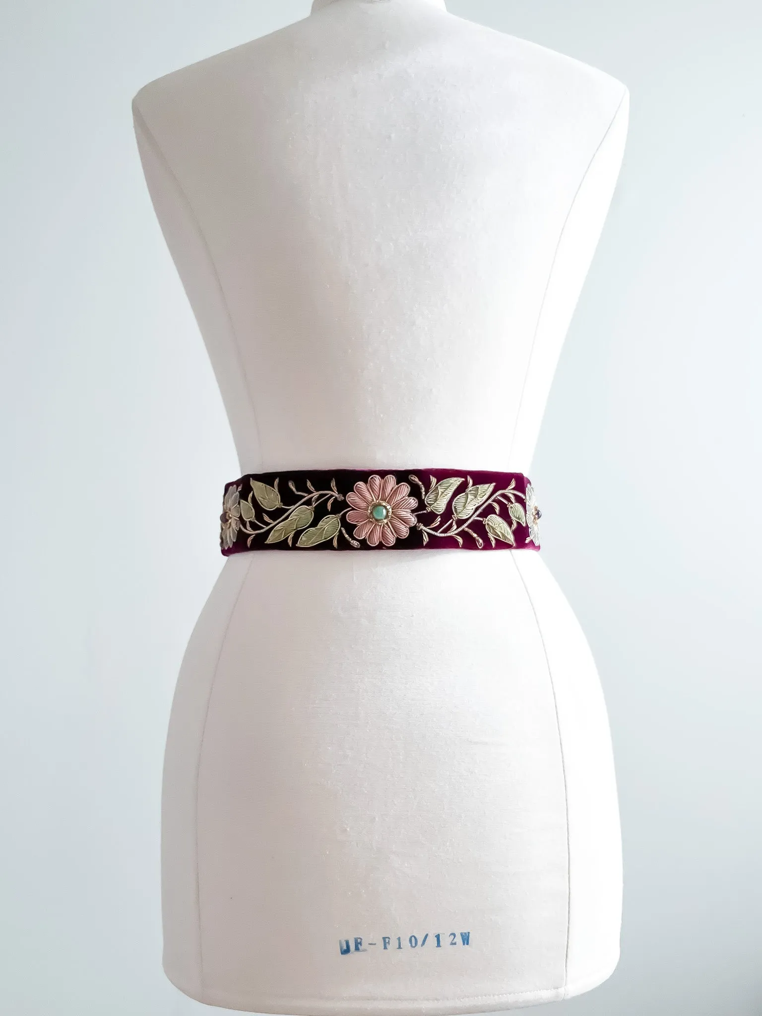 Regal 1970's Velvet and Floral Embroidered Waist Sash Belt / OS